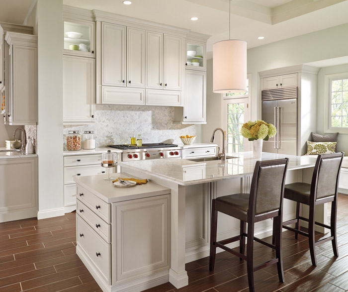 Braydon Manor off white kitchen cabinets in Maple Crushed Ice