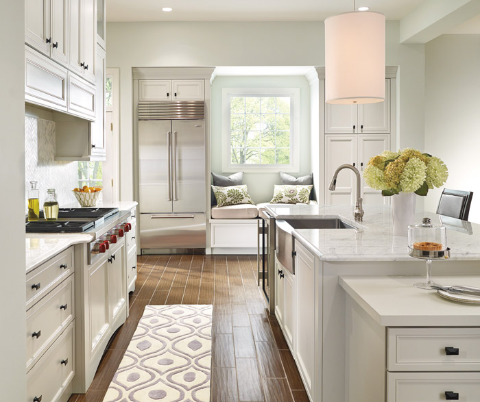 Braydon Manor off white kitchen cabinets in Maple Crushed Ice